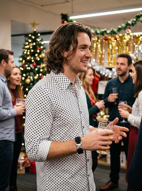 Man in overhemd met stippenprint op de kerstborrel van het werk — stijlvolle herenmode van Menlook