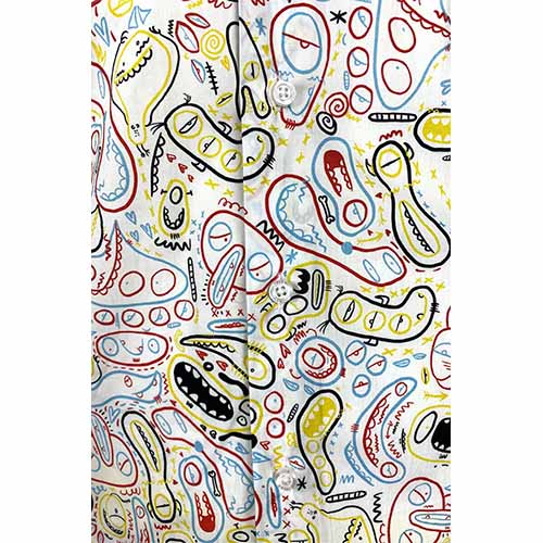 Close-up van een wit herenoverhemd met een kleurrijke, artistieke doodle en pop-art print met grappige karakters.