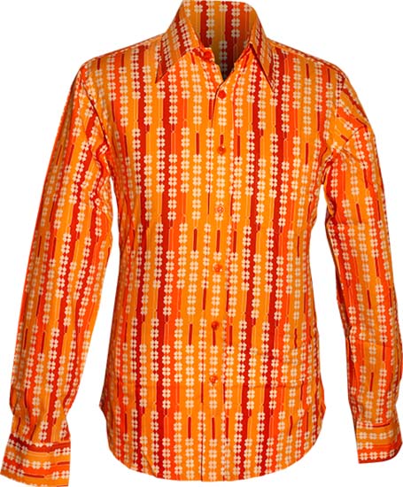 Heren in het oranje retro overhemd 70's Shamrock van Chenaski, perfect voor de WK voetbalzomer en festivals.