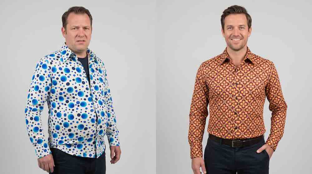 Twee mannen in Chenaski overhemden met retro print tonen het verschil in maat en pasvorm