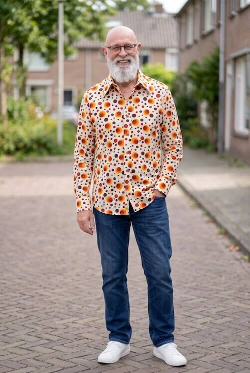 Blauw Dotsgrid overhemd van Chenaski in een lichte chino, smart casual met bruine riem en schoenen