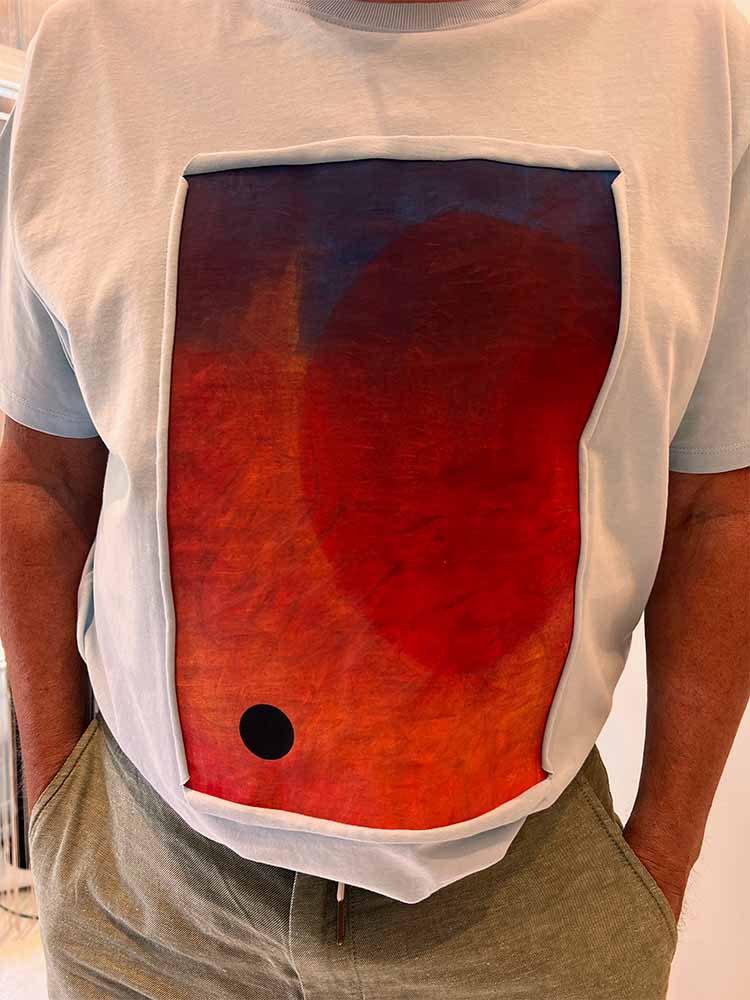 Zeer blije klant draagt een design T-shirt van kunstenaar Vincent Welten