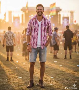 Man op festival draagt een Chenaski 70's Shamrock violet retro overhemd met grote kraag van Menlook.