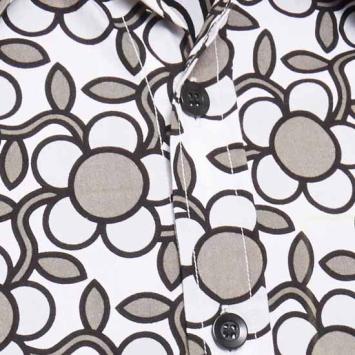 Detail van het Chenaski Flowergrid Grey overhemd met grafische grijze bloemenprint en zwarte jaren 70 knopen