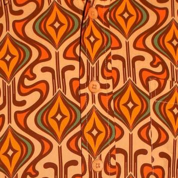 Detailopname van het luchtige katoen en de vintage Onion print in crème, oranje, groen en mosterdgeel op het Chenaski overhem