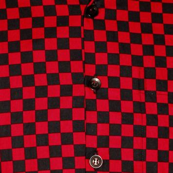 Detailopname van het rood-zwarte geblokte two-tone patroon, de donkere knoopjes en het luchtige katoen van het Chenaski overh