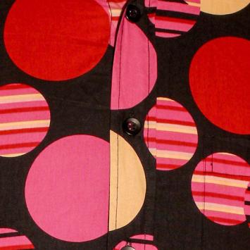 zwart herenoverhemd met roze rode en gestreepte stippen